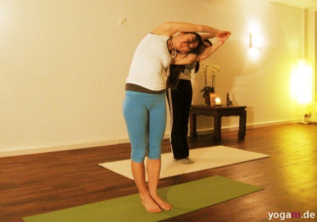 Ardha Chandrasana (einfache Yoga-Stellung)